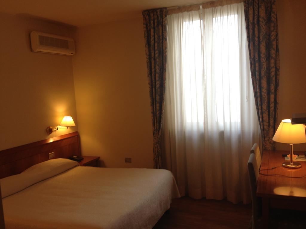Hotel Cristallo Fano Zimmer foto
